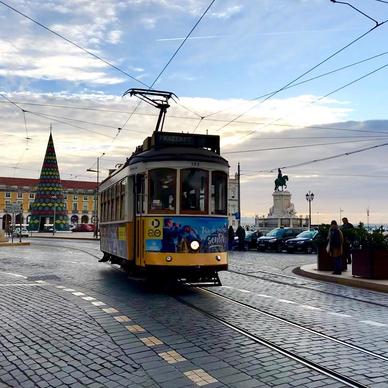 tram,eléctrico,Lisbon,portugal,Lisboa,xmastree,xmas,city,commute