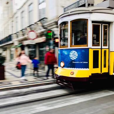 tram,eléctrico,Lisbon,portugal,Lisboa,xmastree,xmas,city,commute