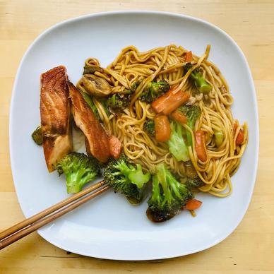 food,foodporn,noodles,salmon,vegetables,oriental,chopsticks