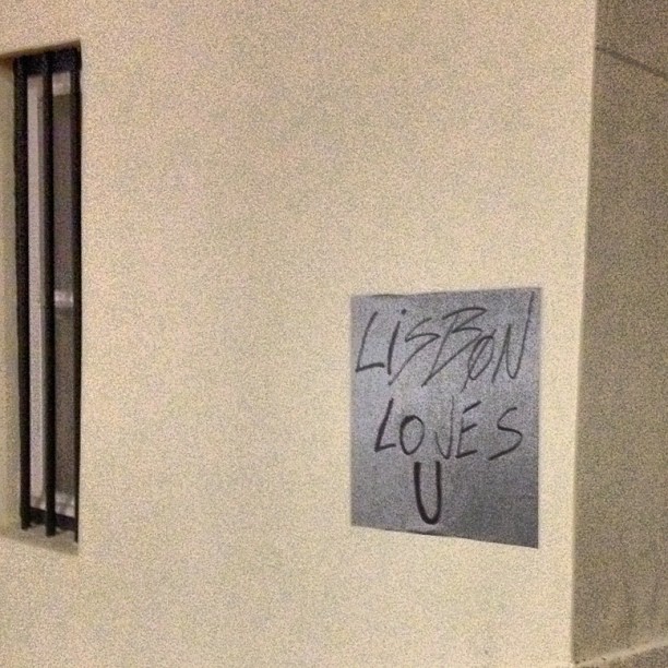 Lisbon loves you. Encontrado algures na mouraria
