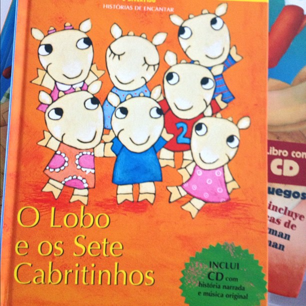 Nesta história, a mãe abre a barriga do lobo para