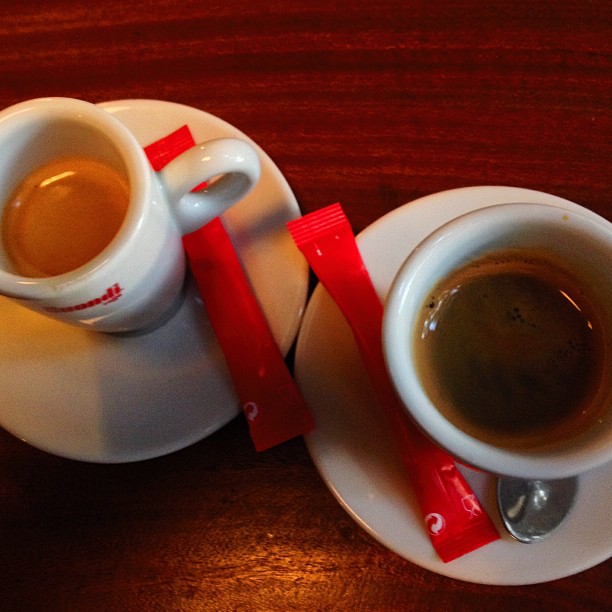 Um destes cafés está avariado.