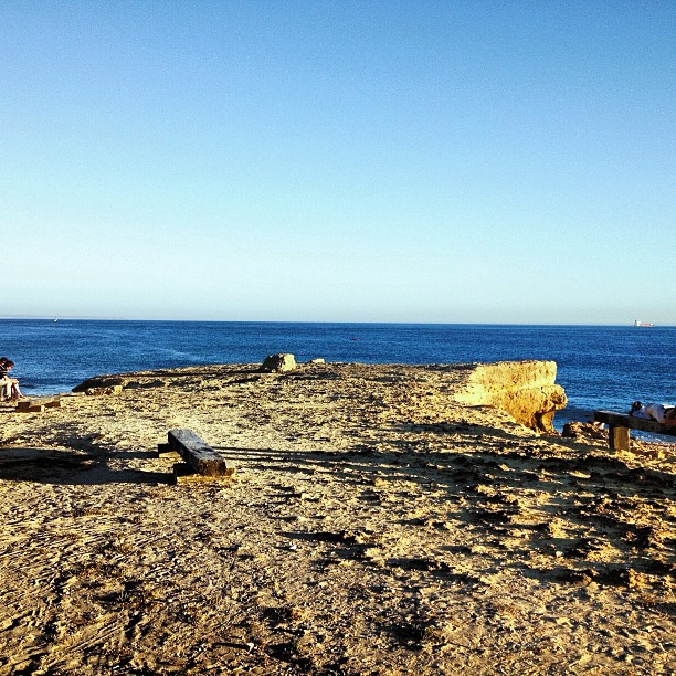 Aqui, onde a terra acaba e começa o mar