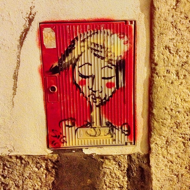 Menina estás à janela.