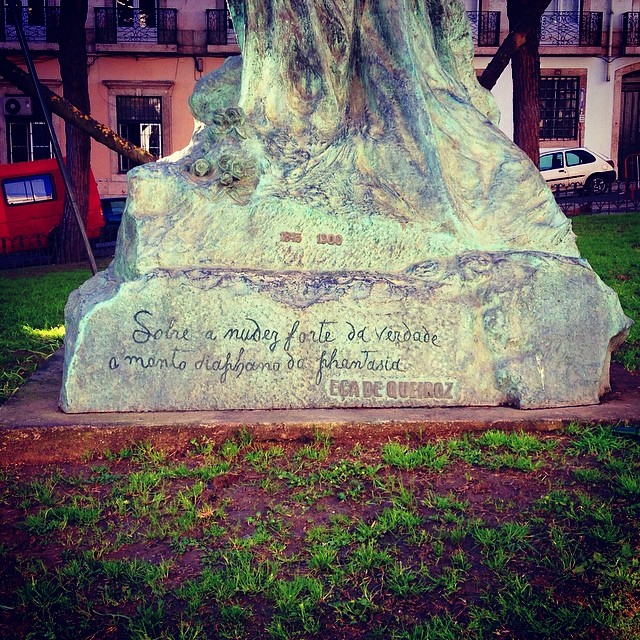Sobre a nudez forte da verdade o manto diáfano 