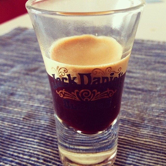Porque as manhãs começam mais felizes com café.