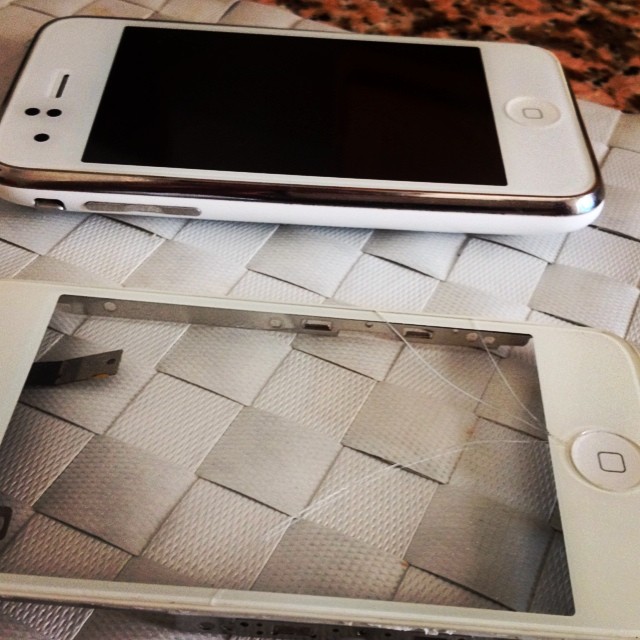 It is the second time this #iPhone 3GS goes into 