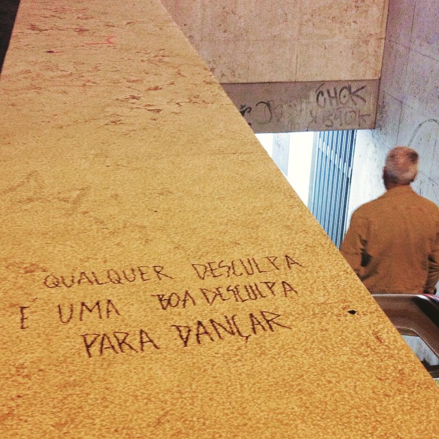 A menina dança ?