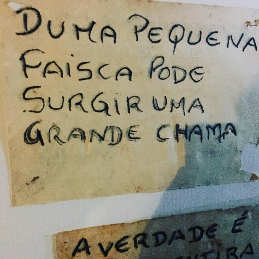 Uma mensagem incendiária.