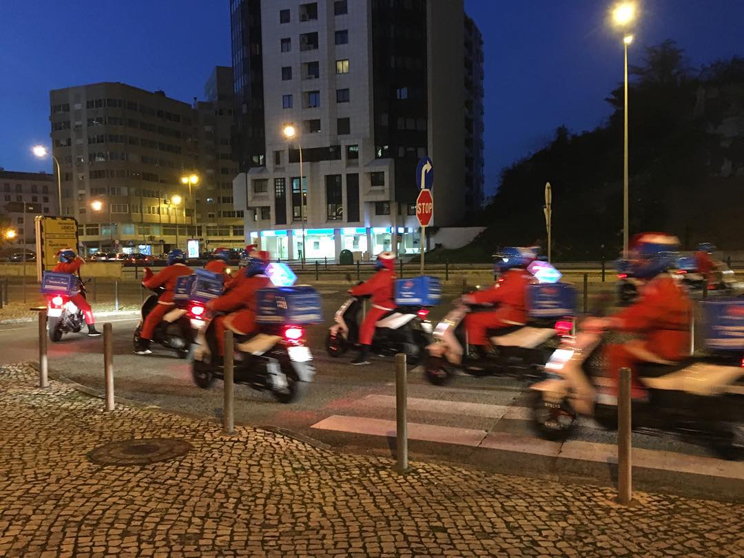 A domino's vestiu-se de pai natal para uma acção 
