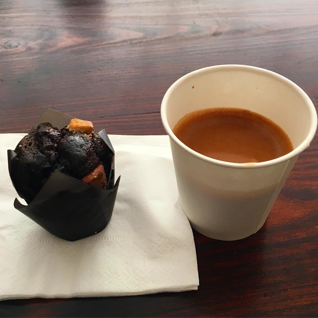 Não é o bolo que é miniatura, é o café que é giga