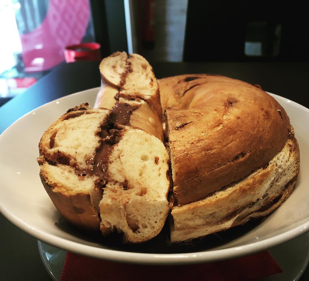 Bom dia, eu sou o bagel de nutella e pepitas de c