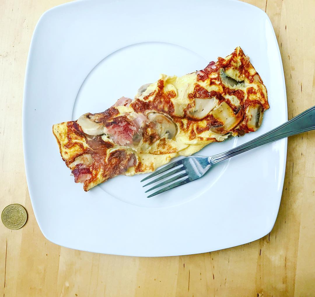 Omelet in sesame oil with mushrooms and turkey. #